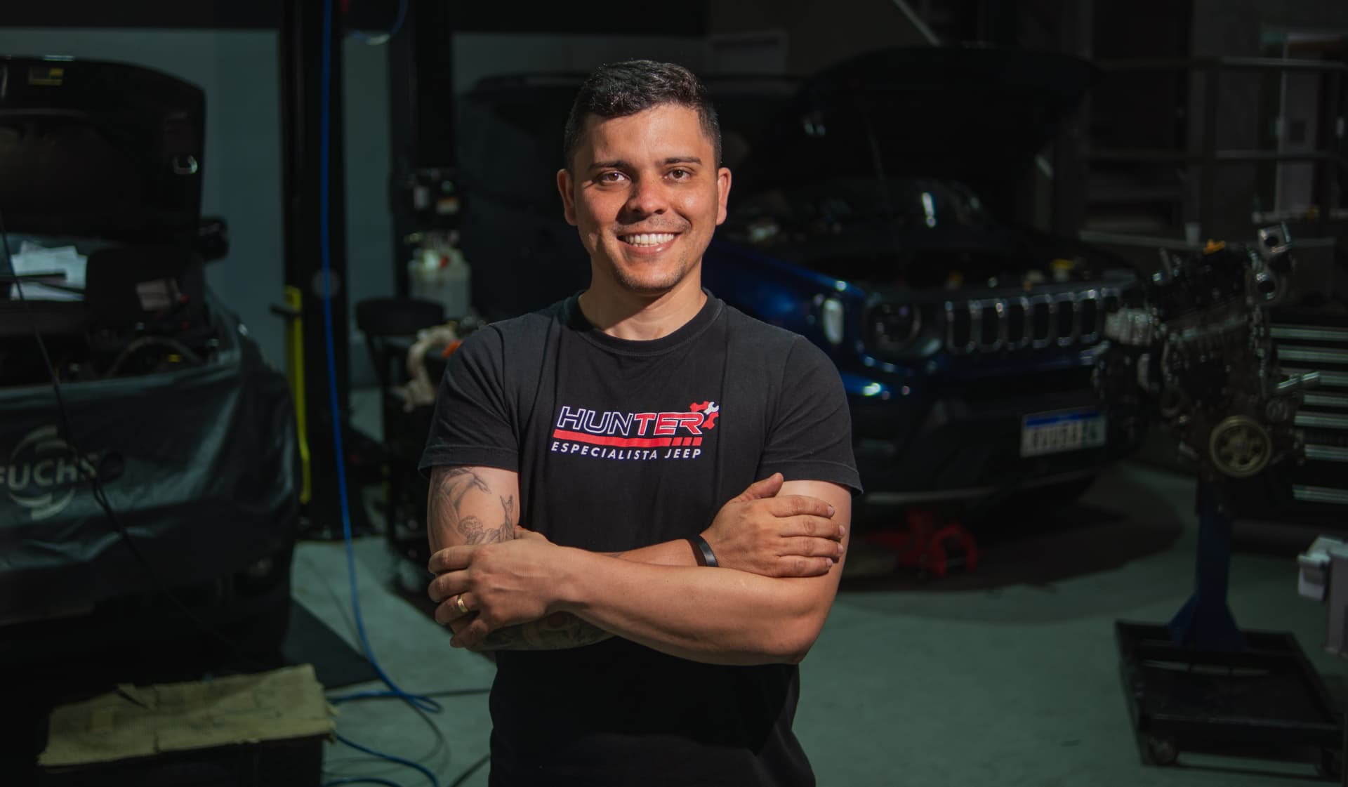 Sidney Gomes, idealizador do Hunter Auto, em sua oficina mecânica